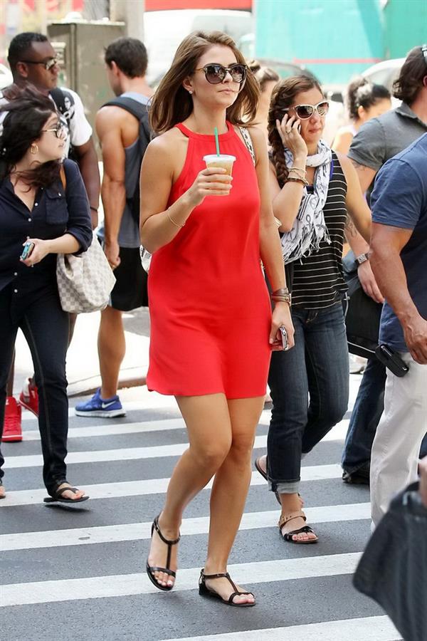 Maria Menounos - On her way to the set of Extra in New York on August 31, 2012