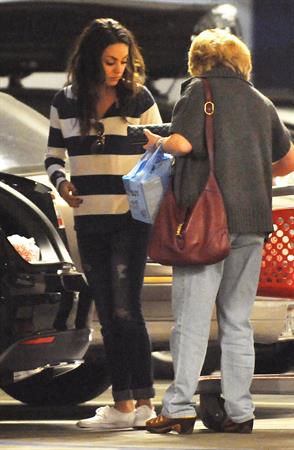Mila Kunis - Caught with her mother and a shopping cart on a parking place in Los Angeles (04.02.2013) 
