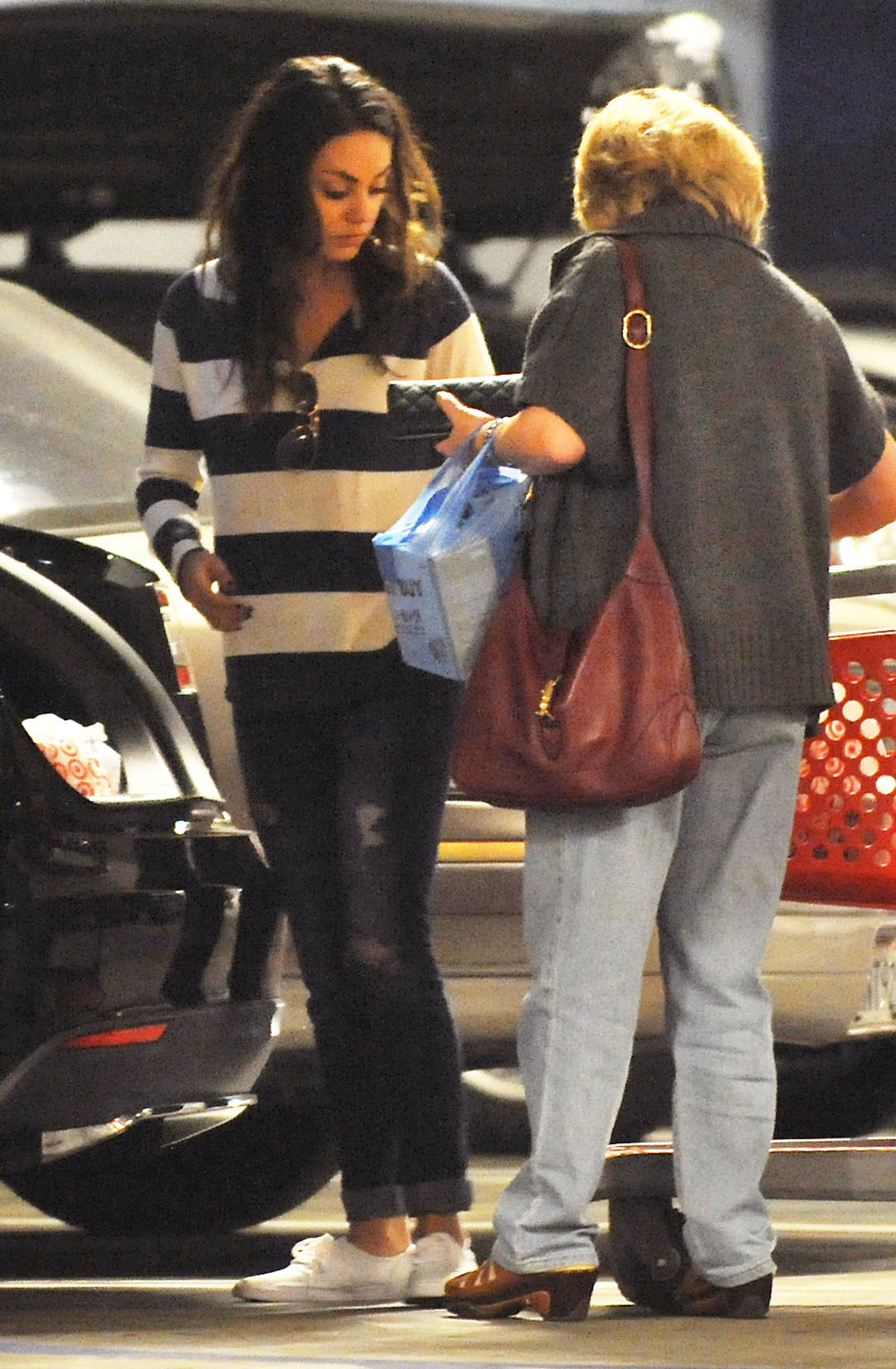 Mila Kunis - Caught with her mother and a shopping cart on a parking place in Los Angeles (04.02.2013) 