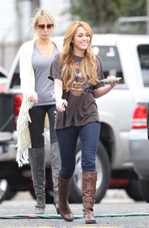 Miley Cyrus set of So Undercover in New Orleans 12/15/10 Gal Number : 2012110918280513c8-14