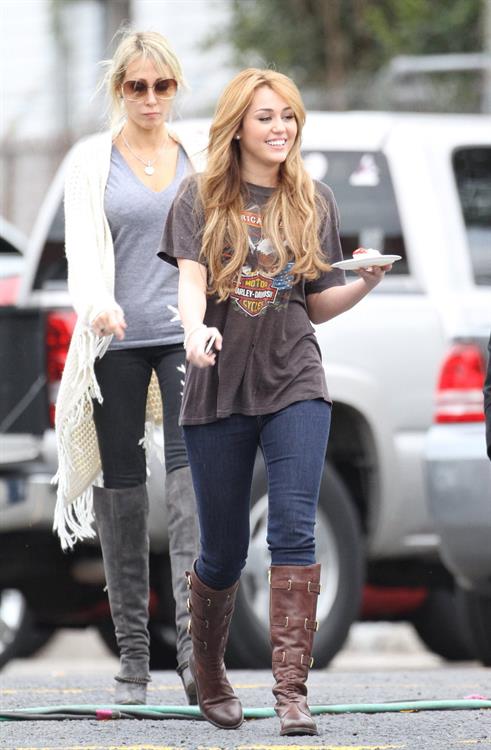Miley Cyrus Pictures Miley Cyrus set of So Undercover in New Orleans 12/15/10 Gal Number : 2012110918280513c8-14