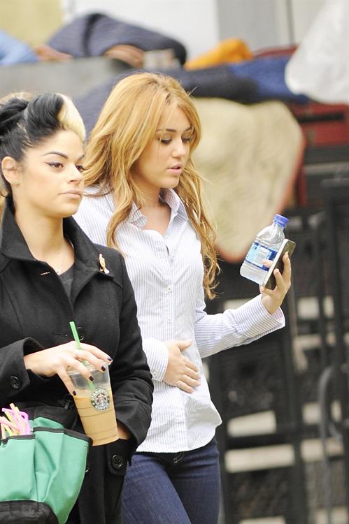 Miley Cyrus set of So Undercover in New Orleans 12/15/10 Gal Number : 2012110918280513c8-14