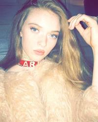 Larsen Thompson taking a selfie