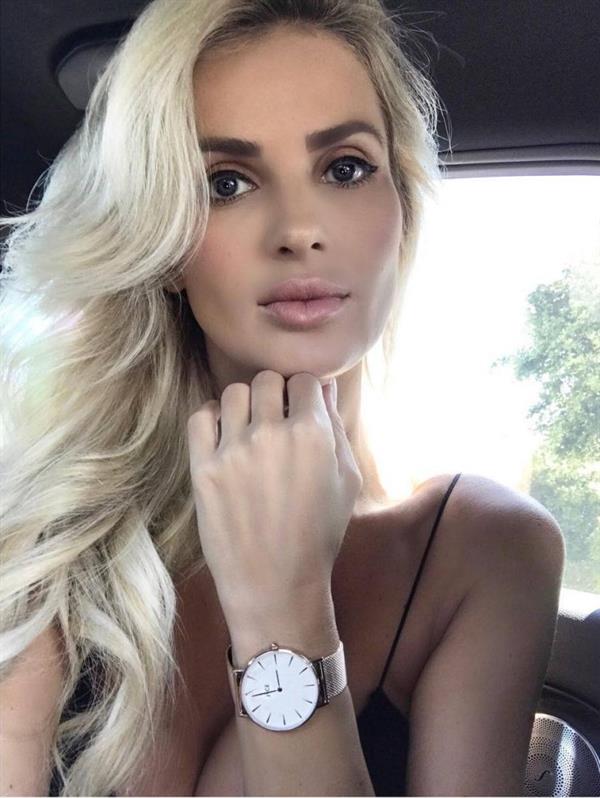 Leanna Bartlett in a bikini taking a selfie