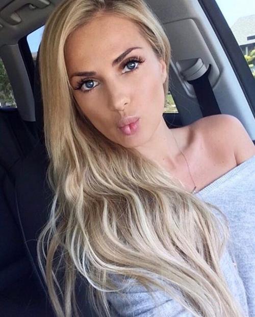 Leanna Bartlett taking a selfie