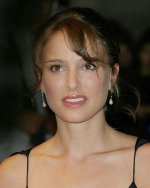 Natalie Portman – “Garden State” UK Premiere 8/23/04  