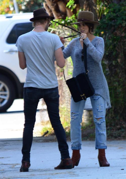 Nikki Reed Pictures Nikki Reed spotted in ripped jeans in Venice (05.06.2013)