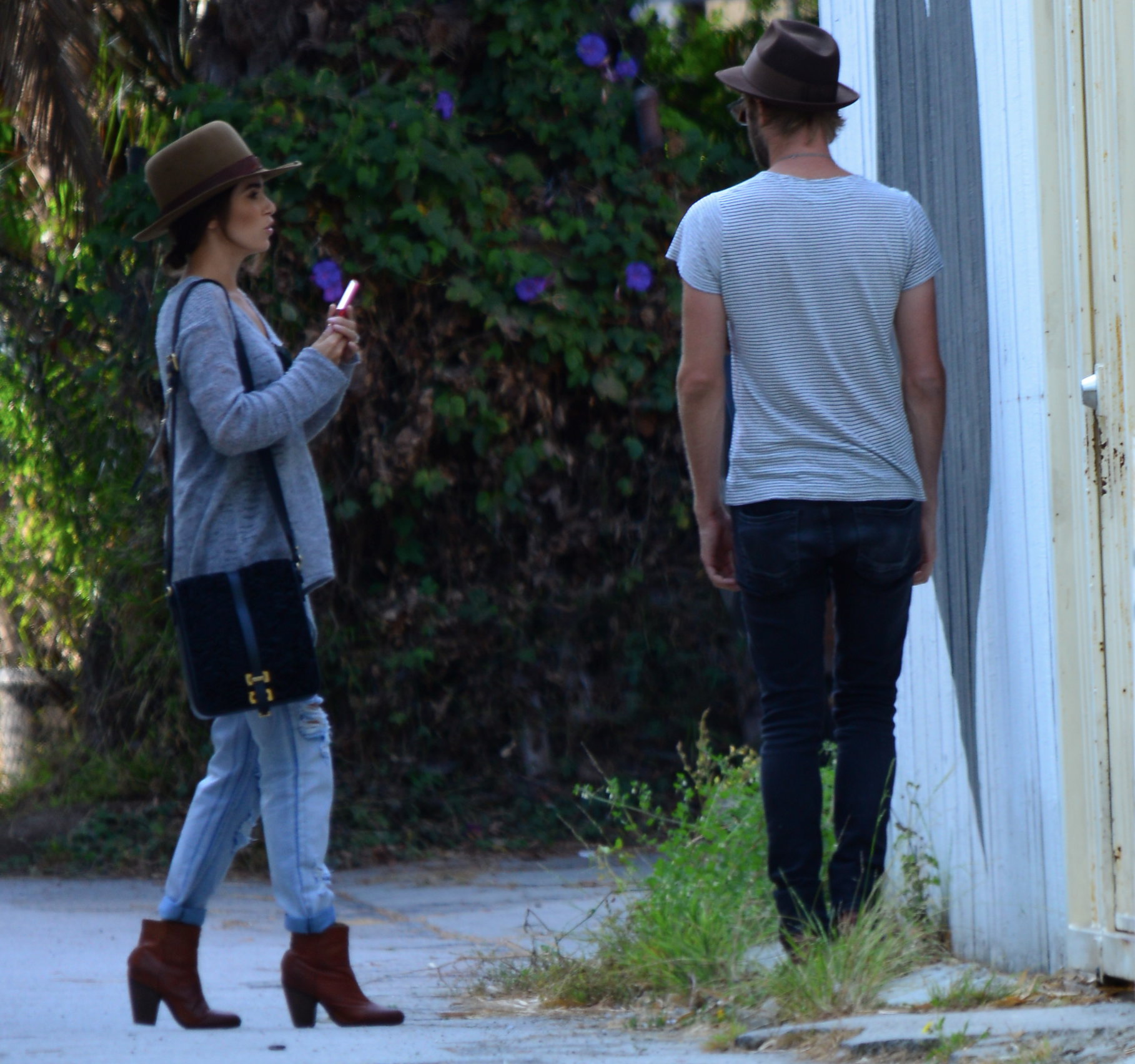 Nikki Reed spotted in ripped jeans in Venice (05.06.2013) 