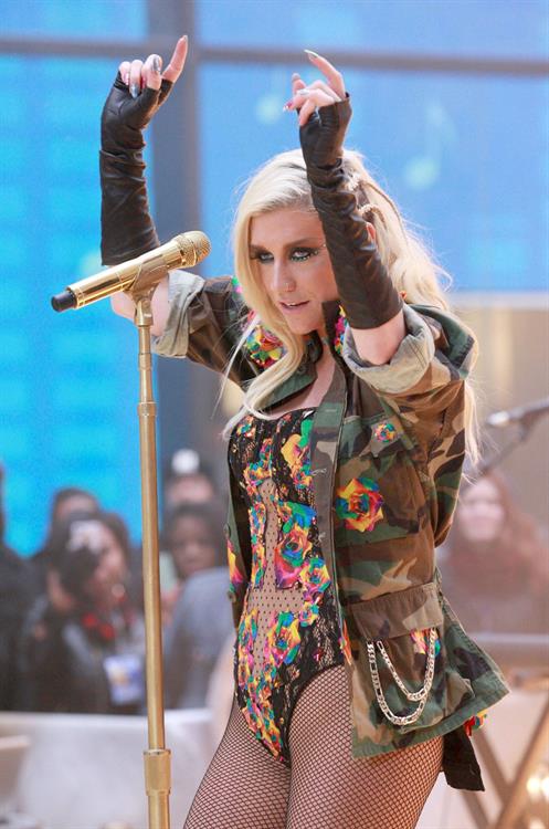 Kesha Performs on the Today Show in New York City (November 20, 2012) 