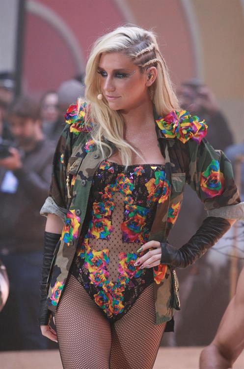Kesha Performs on the Today Show in New York City (November 20, 2012) 