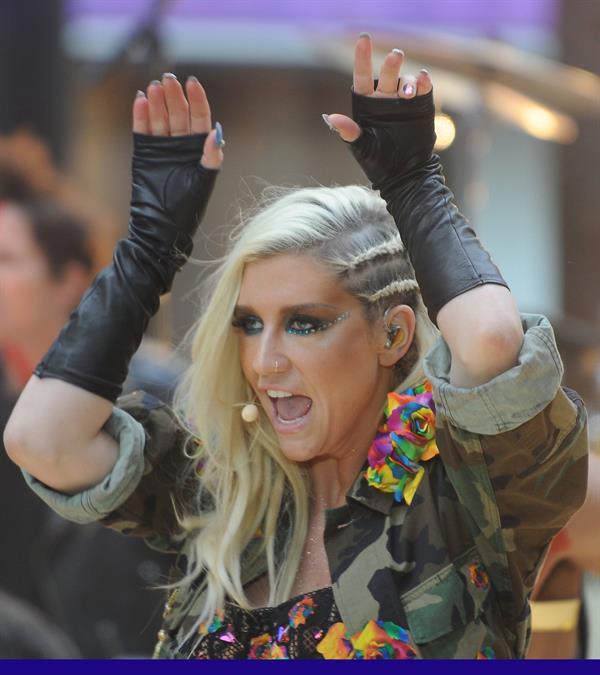 Kesha Performs on the Today Show in New York City (November 20, 2012) 