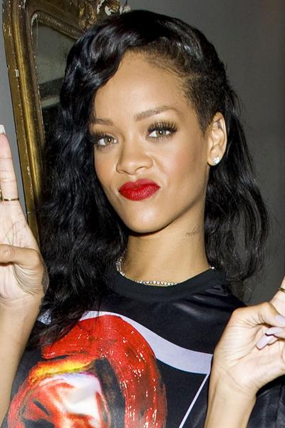 Rihanna backstage/performing during 777 Tour in Paris 11/17/12 