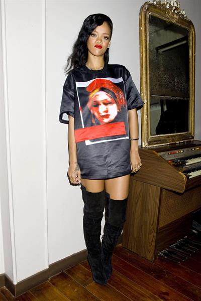 Rihanna backstage/performing during 777 Tour in Paris 11/17/12 