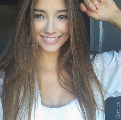 Lorena Rae taking a selfie