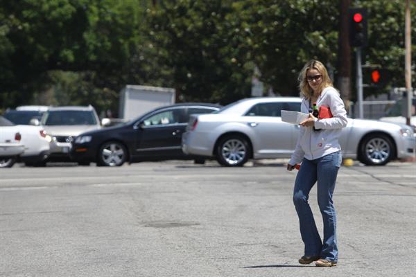 Rachel McAdams throws out the trash in Beverly Hills August 3, 2012