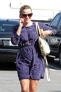 Reese Witherspoon - Out in Santa Monica (01.02.2013)