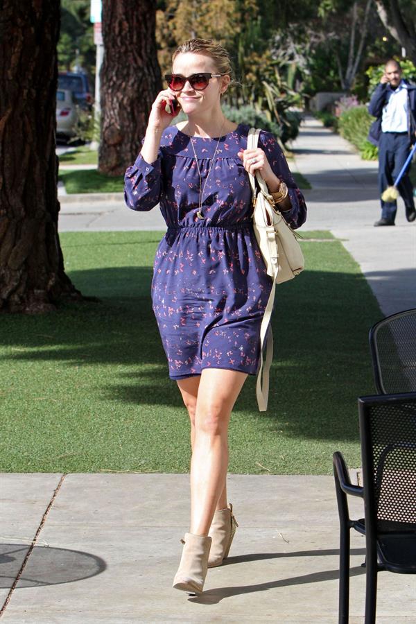 Reese Witherspoon - Out in Santa Monica (01.02.2013)