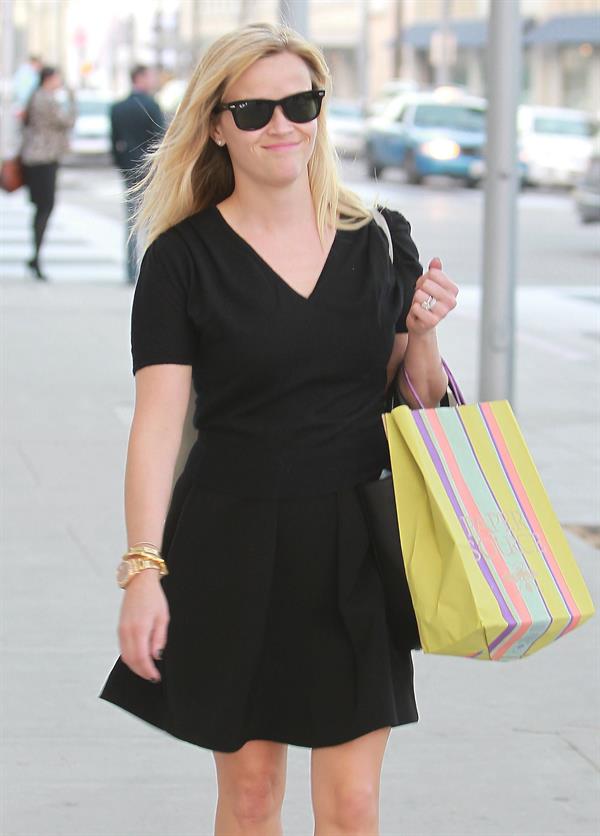 Reese Witherspoon after shopping in Beverly Hills (05.02.2013) 