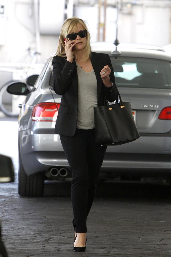 Reese Witherspoon - On the phone in Los Angeles (11.02.2013) 