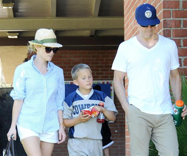 Reese Witherspoon Plays football with husband in Los Angeles (May 11, 2013) 