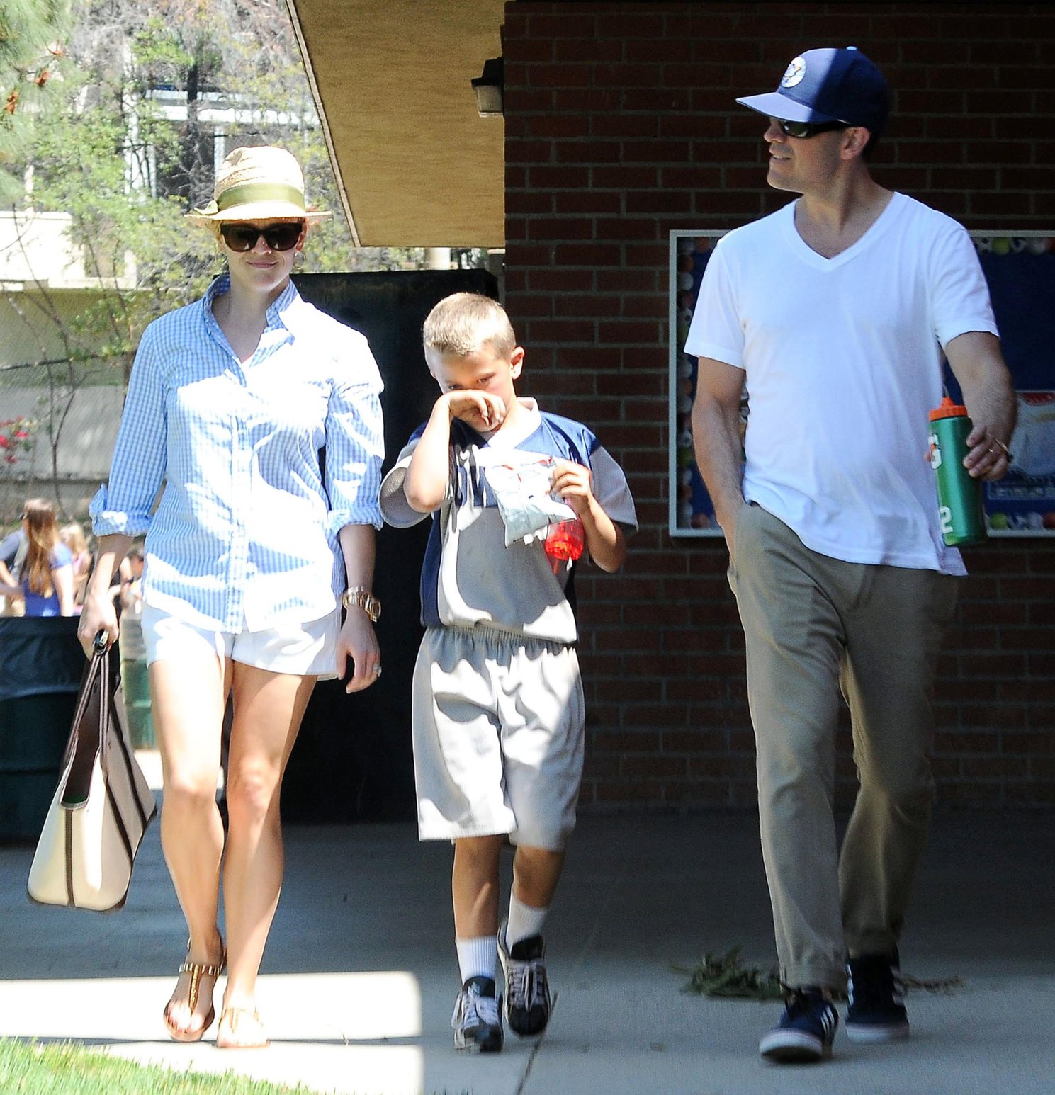 Reese Witherspoon Pictures Reese Witherspoon Plays football with husband in Los Angeles (May 11, 2013)