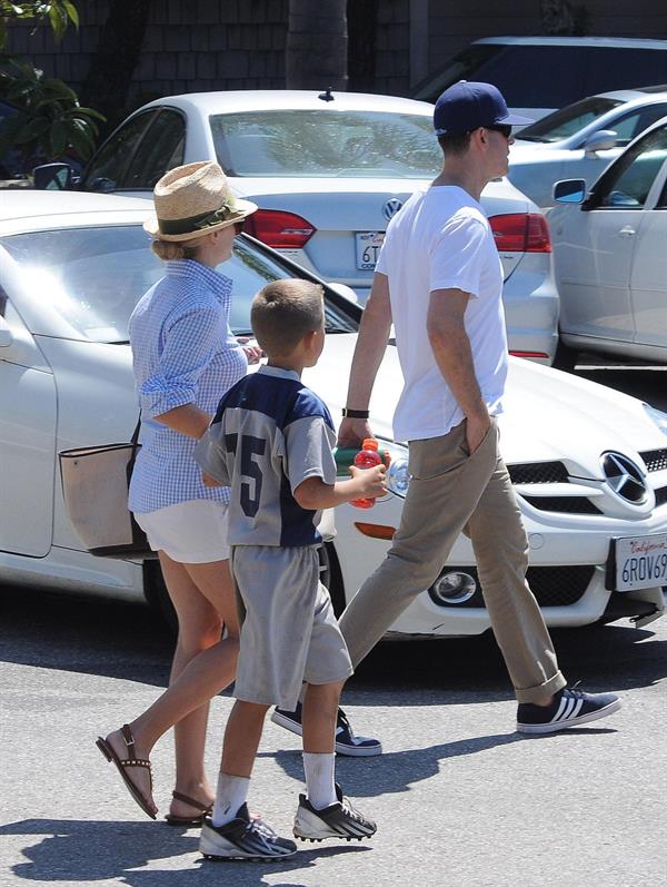 Reese Witherspoon Plays football with husband in Los Angeles (May 11, 2013) 