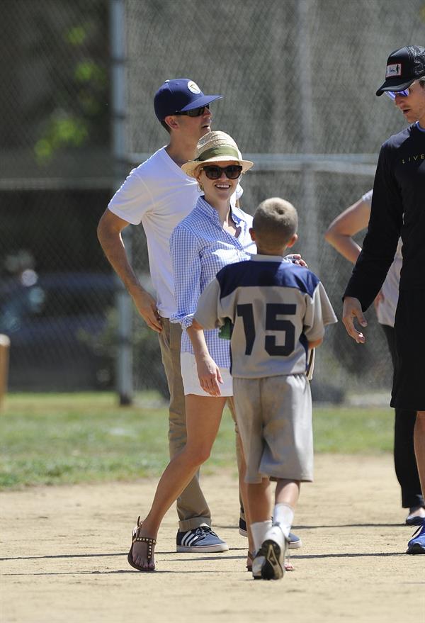 Reese Witherspoon Plays football with husband in Los Angeles (May 11, 2013) 