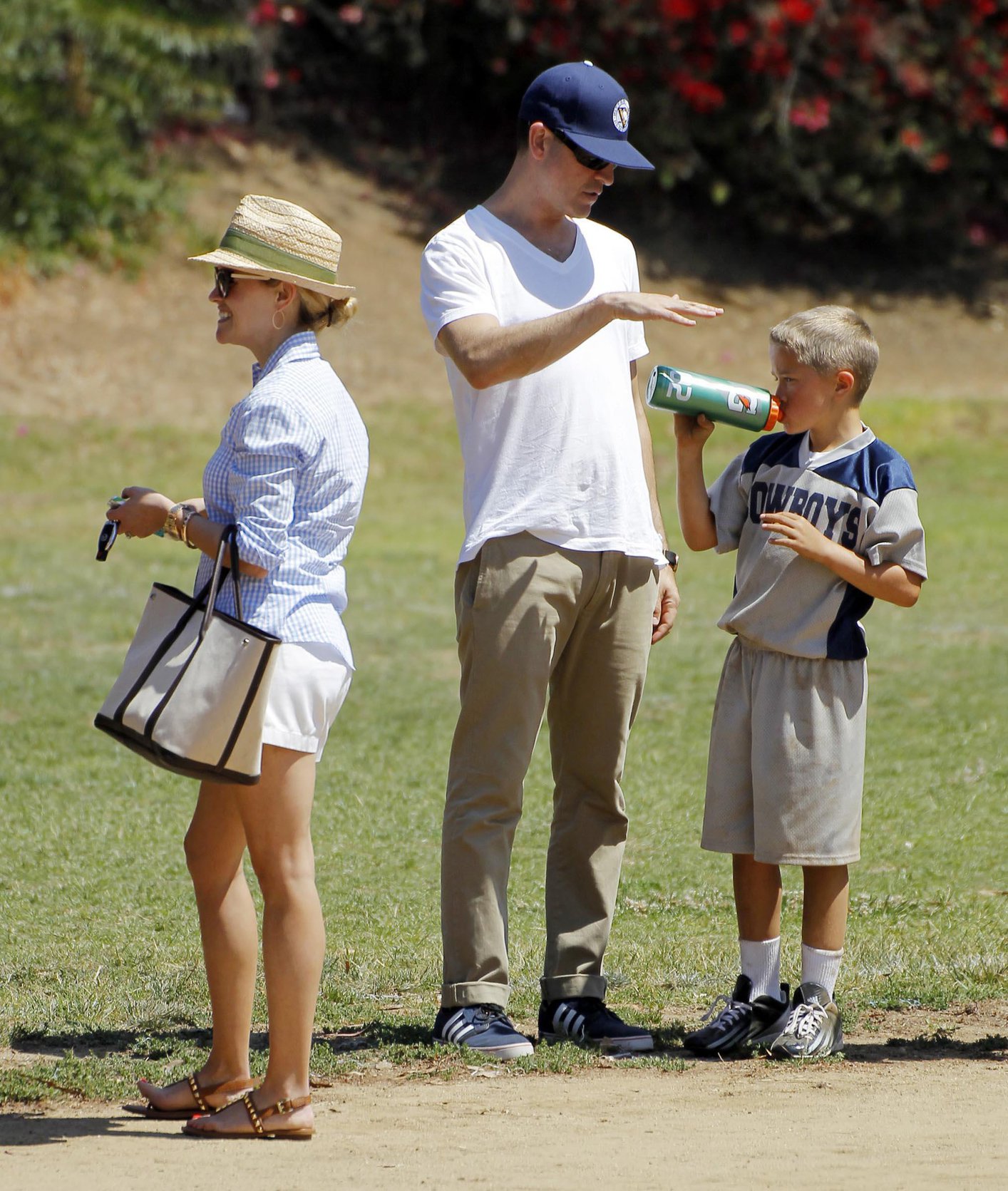 Reese Witherspoon Pictures Reese Witherspoon Plays football with husband in Los Angeles (May 11, 2013)