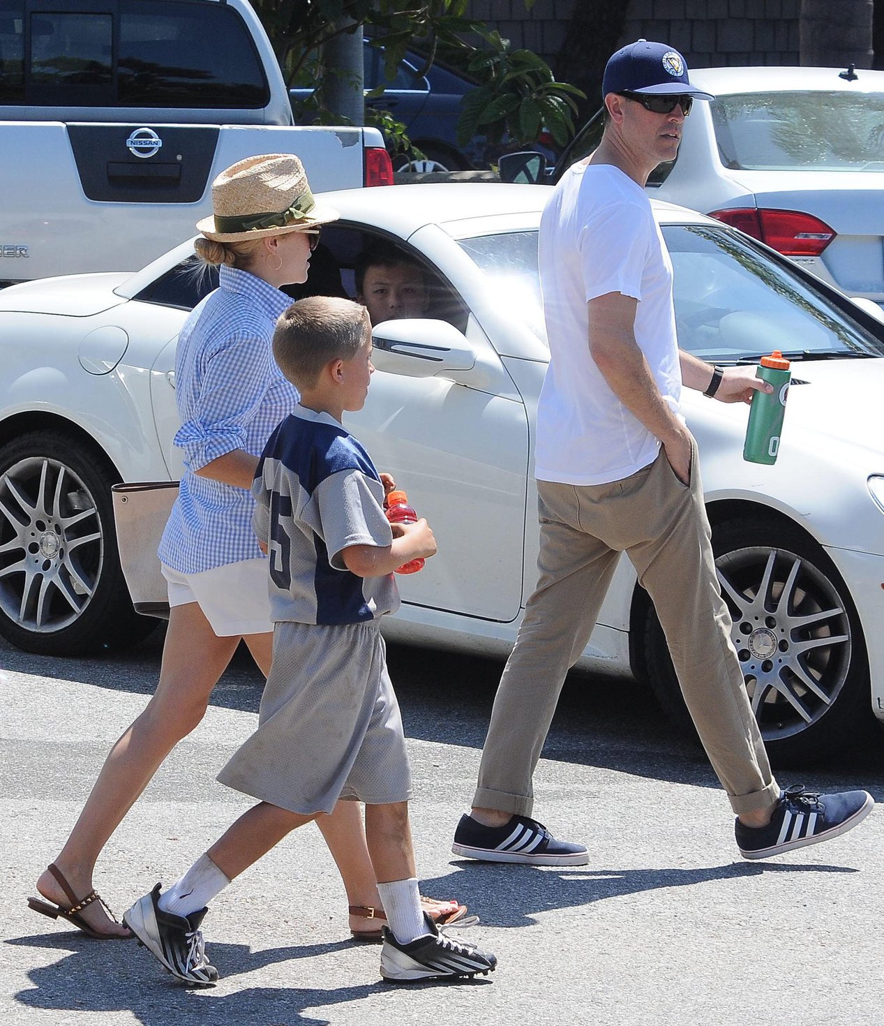 Reese Witherspoon Pictures Reese Witherspoon Plays football with husband in Los Angeles (May 11, 2013)