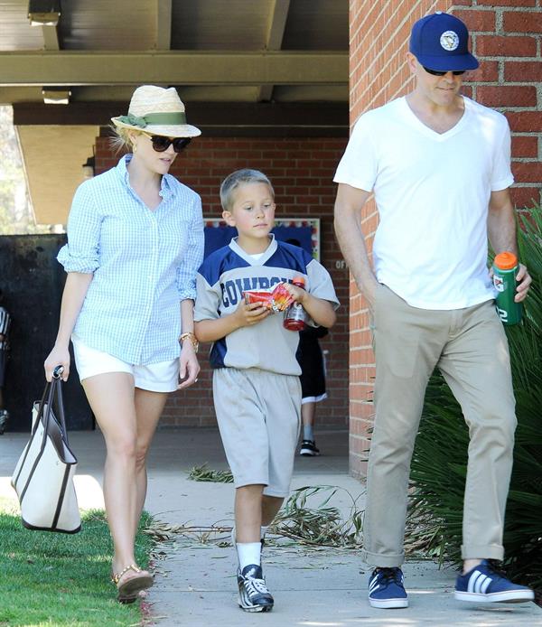 Reese Witherspoon Plays football with husband in Los Angeles (May 11, 2013) 