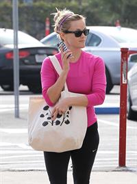 Reese Witherspoon on her way to the gym in Brentwood on May 30, 2013