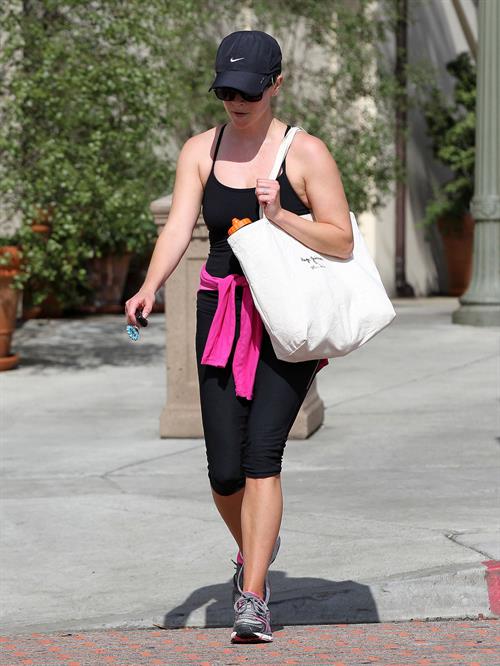 Reese Witherspoon on her way to the gym in Brentwood on May 30, 2013