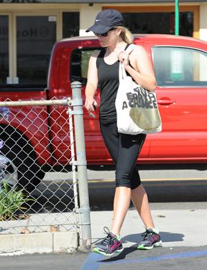 Reese Witherspoon - Heads to Kinetic Cycling for workout in Brentwood (21.06.2013) 
