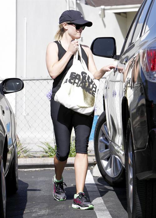 Reese Witherspoon - Heads to Kinetic Cycling for workout in Brentwood (21.06.2013) 