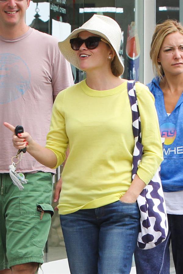 Reese Witherspoon - Out and about in Malibu (05.07.2013)  