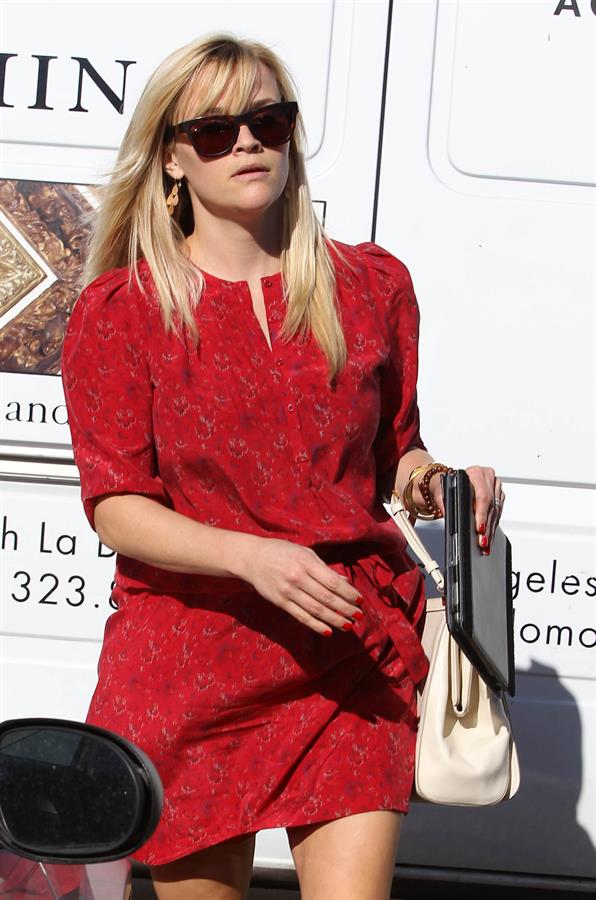 Reese Witherspoon - walking and talking in Los Angeles 12/15/12