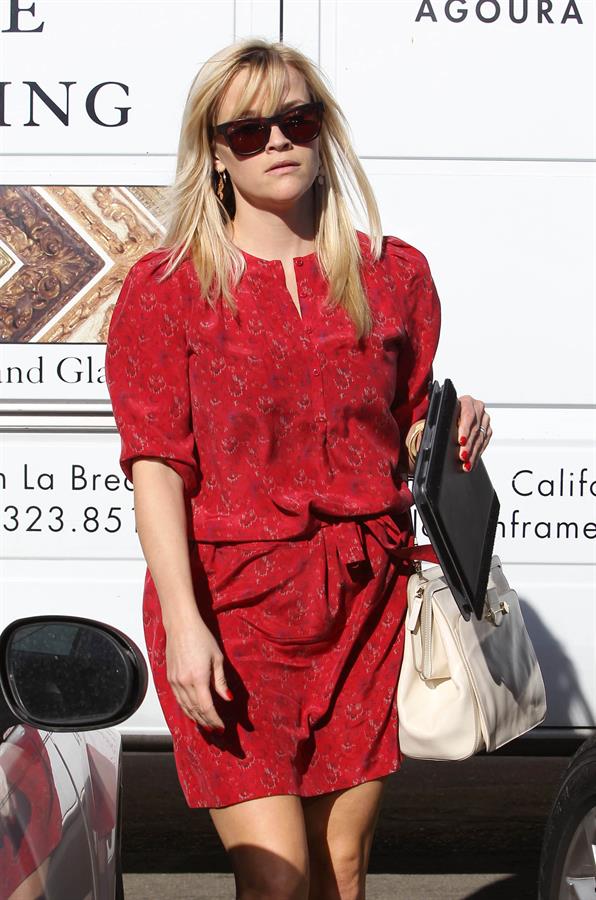 Reese Witherspoon - walking and talking in Los Angeles 12/15/12