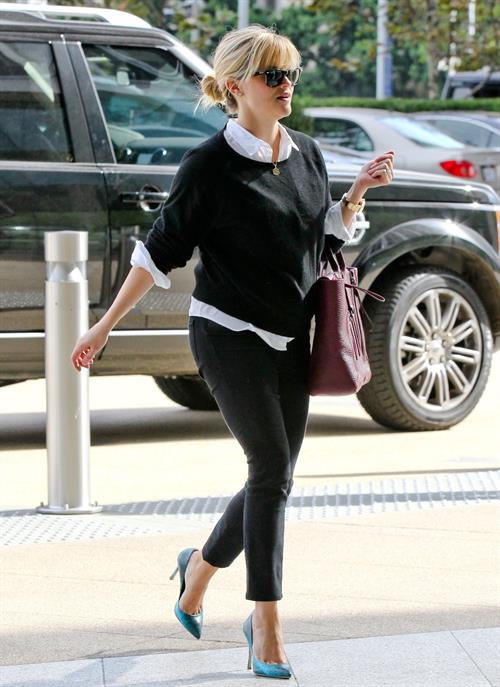 Reese Witherspoon Heads out for lunch in Beverly Hills (November 14, 2012) 