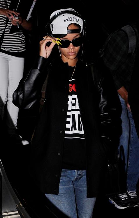 Rihanna Arrives back in Los Angeles after a flight form New York City June 3, 2012