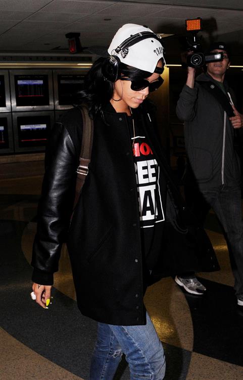 Rihanna Arrives back in Los Angeles after a flight form New York City June 3, 2012