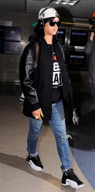 Rihanna Arrives back in Los Angeles after a flight form New York City June 3, 2012