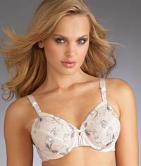 Elisandra Tomacheski in lingerie