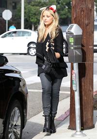 Sarah Michelle Gellar drops off her daughter at school in Santa Barbara  on Halloween 2012