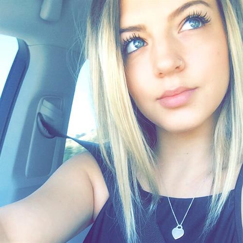 Lauren Mariee taking a selfie