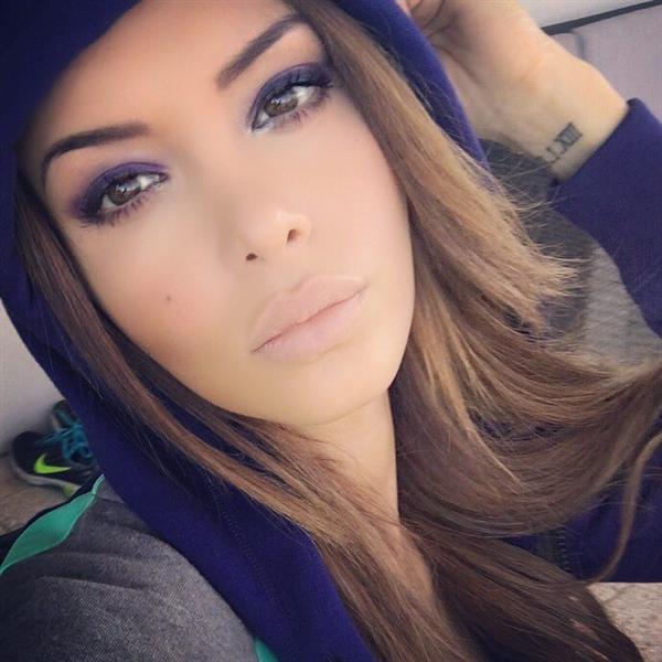 Nabilla Benattia taking a selfie