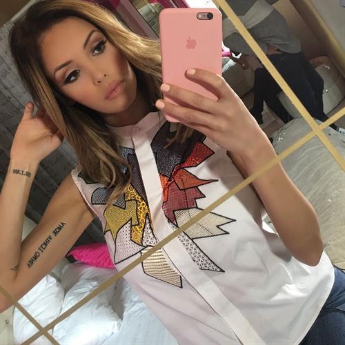 Nabilla Benattia taking a selfie