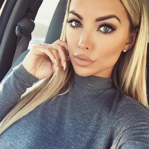 Lindsey Pelas taking a selfie