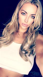 Lindsey Pelas taking a selfie