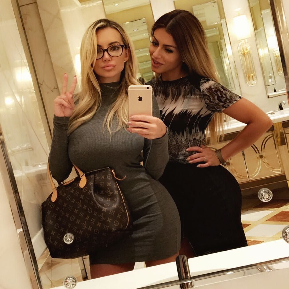 Lindsey Pelas taking a selfie