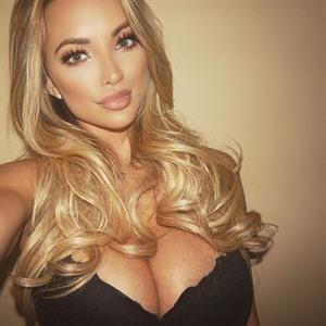 Lindsey Pelas